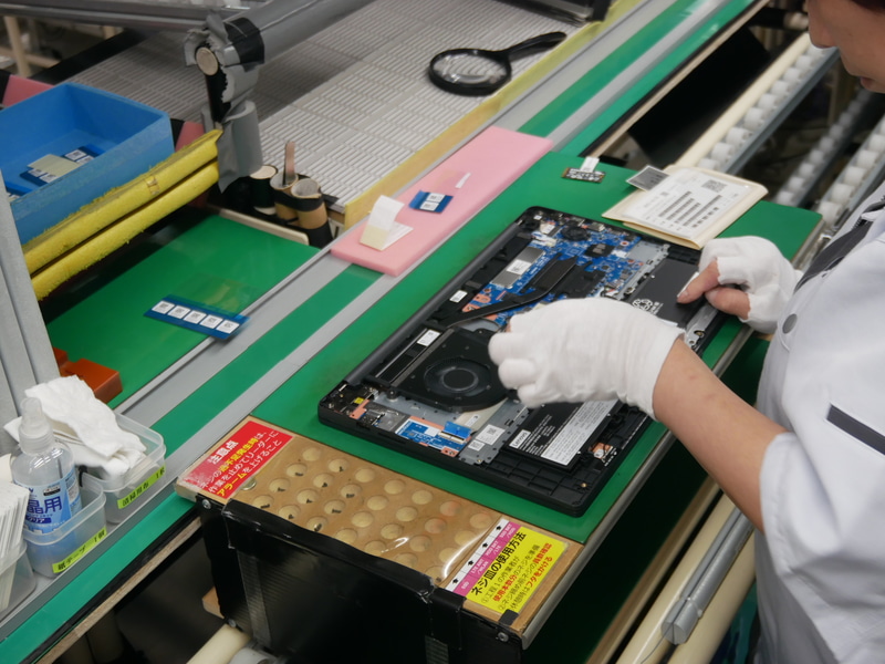 部品の取り付けを行なっているところ