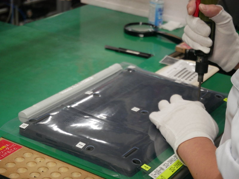 カバーを装着して、ネジ締めを行なう