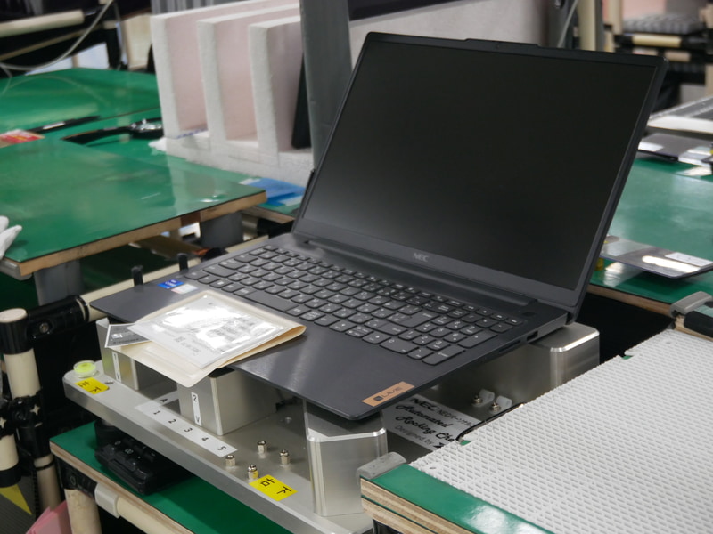 PCを銀色の台座に載せるだけで、本体にがたつきがないことを確認できる