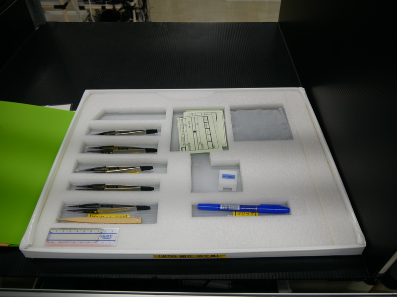 ラインでは組み立てに使用する工具や筆記具を整理し、すぐに使えるようにしている