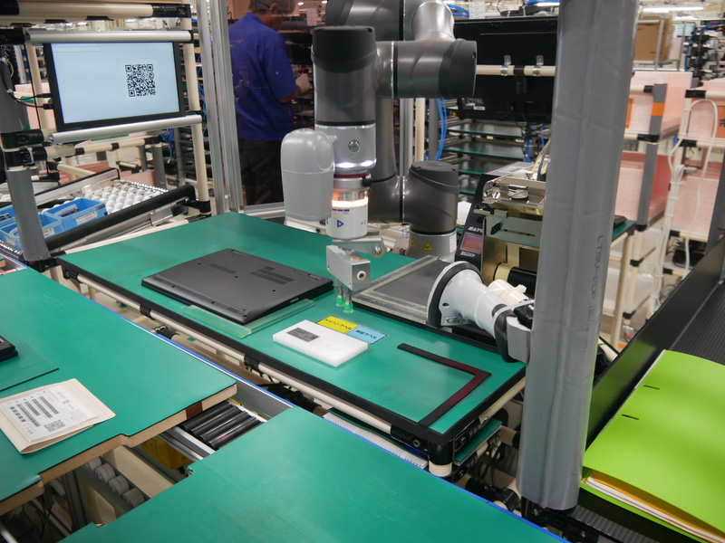 「ABLAZE」ラインに設置された自動ラベル貼付ロボット