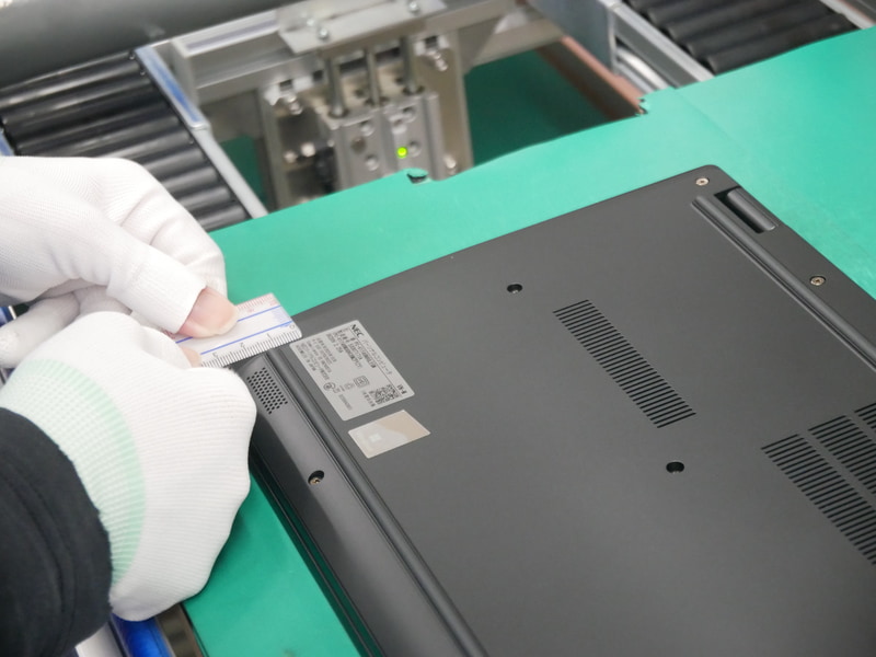 正確な位置にラベルが貼付されていることを定規で確認する