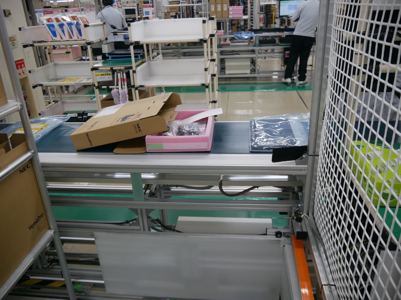 ベルトコンベアを1台ごとに設置された本体と添付品が流れる