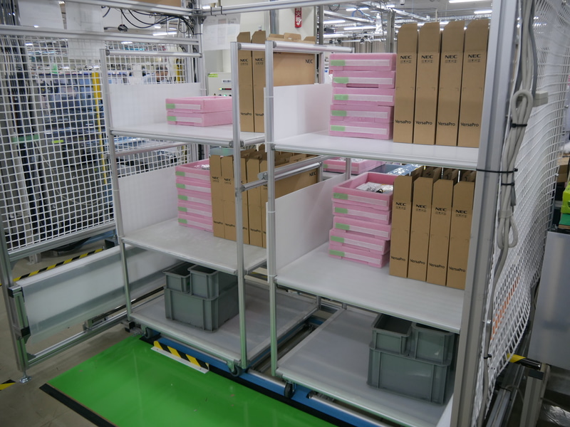 添付品キットが前方向からラインに投入される