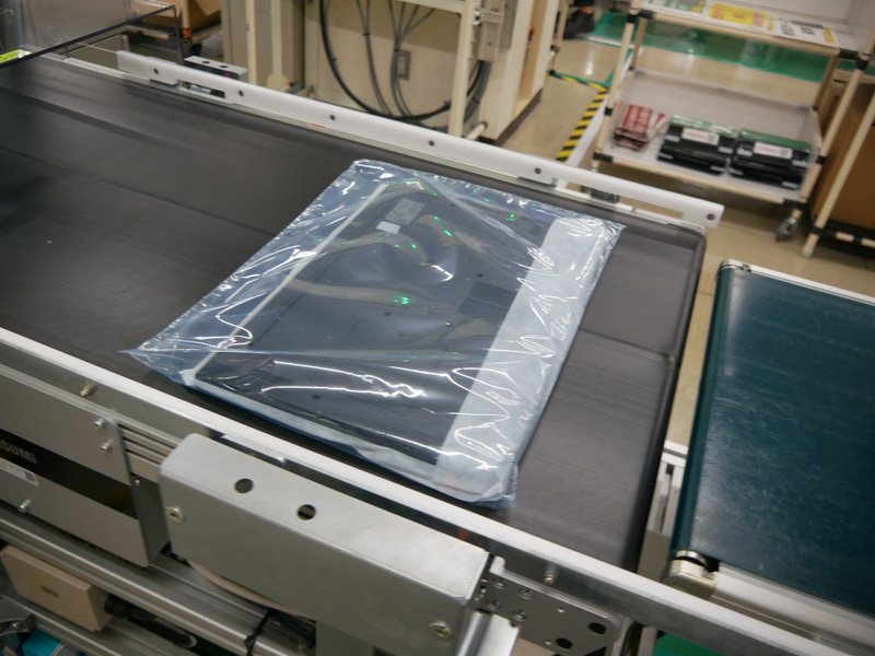 完成したPC本体は機械で自動的にビニール包装される