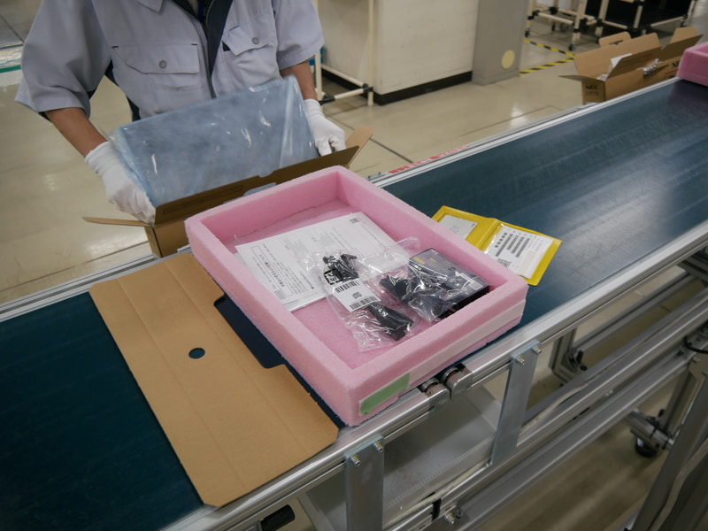 梱包箱に本体を入れているところ