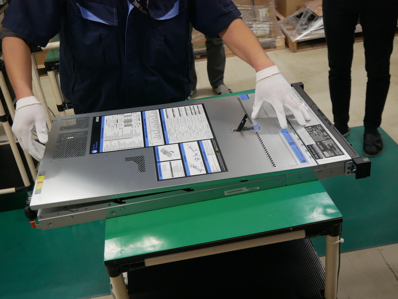 外観検査を行ない、サーバーのケースを取り外す