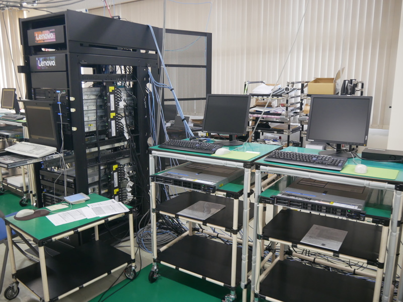 ソフトウェアのインストールやBIOSの設定、24時間のエージングテストなどを実施。最大60台の同時作業が可能だ