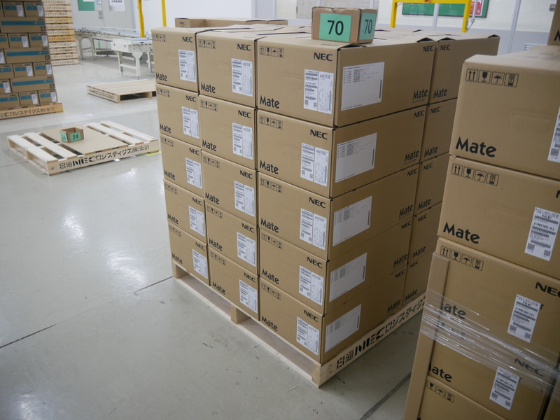 出荷を待つデスクトップPCのMate