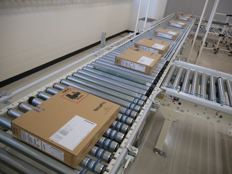 梱包が終わると1階の搬出口に移送される