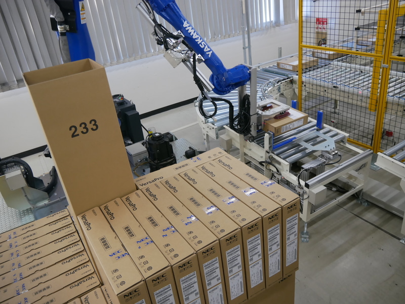 パレタイズロボットで、本体を取り上げる。ノートPCでは6種類の梱包箱があるが、それらを自由に取り上げることができるという