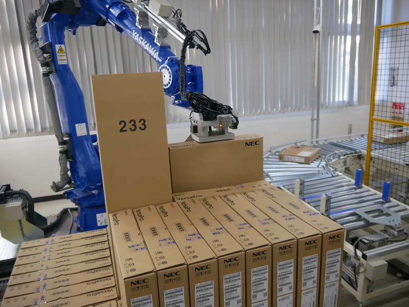 完成したPCを、パレタイズロボットでパレットに載せる。160台積載できるという