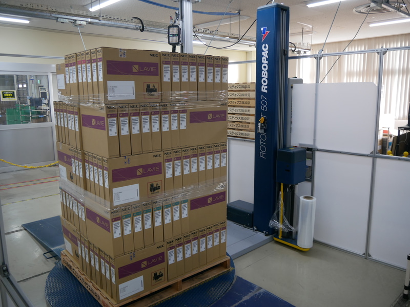 パレットを回転させてQRコードをカメラで読み取り、自動で出荷リストを作成する