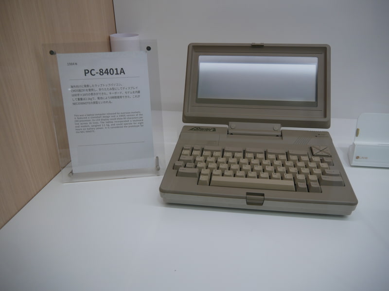 PC-8401A。1984年に海外向けに開発したラップトップPC。米沢事業場で開発した