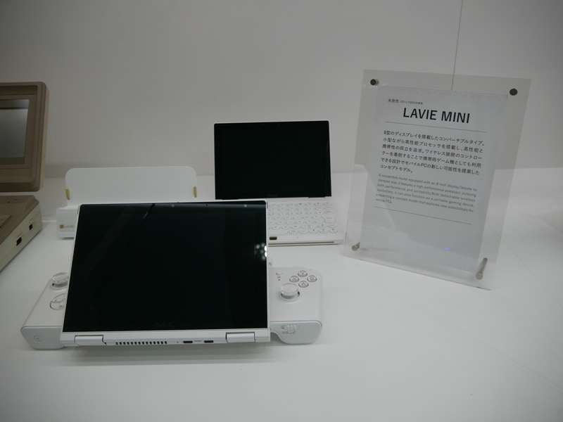 2021年のCESで発表されたものの未発売だったLAVIE MINI。8型ディスプレイを搭載し、携帯ゲーム機としての利用も想定した