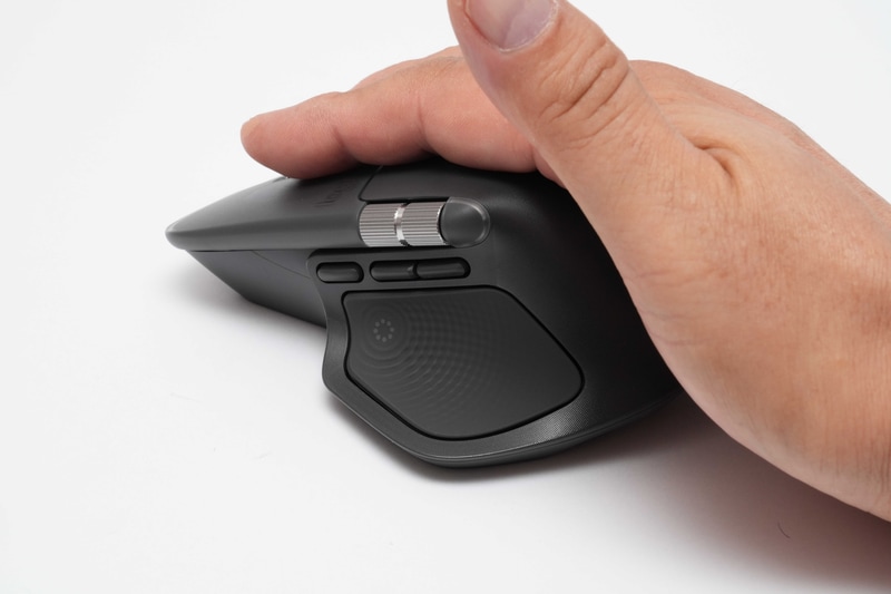 「触覚フィードバック センスパネル」は押すとへこむが、電源オフではクリック感は発生しない