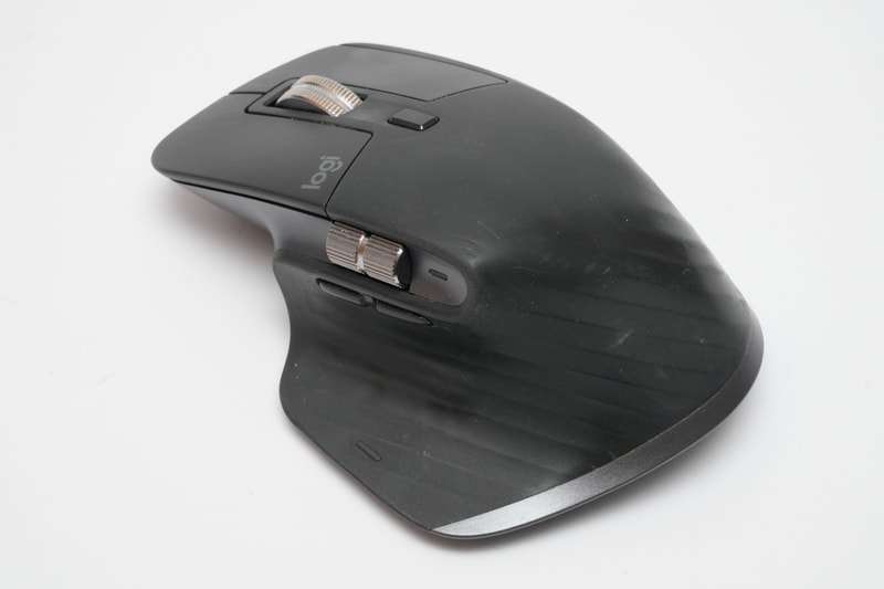 これは6年モノのMX Master 3。かなり加水分解が進行しており、表面に付着しているホコリを取ることは難しい