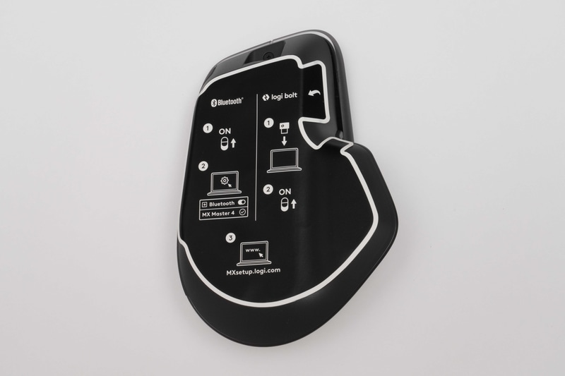 説明書は同梱されていないが、底面にクイックスタートガイドを兼ねた保護フィルムが貼られている