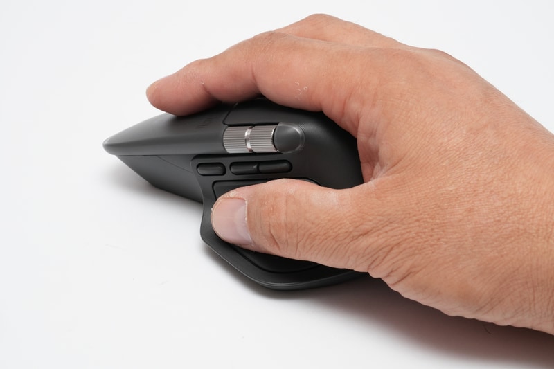 「触覚フィードバック センスパネル」に常に親指が触れているので、よほど慎重に持ち上げない限りは「Actions Ring」が開いてしまう