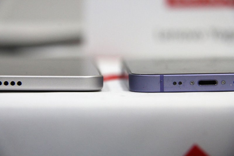 左: Yoga Tab、右: 比較用のiPhone 12 mini