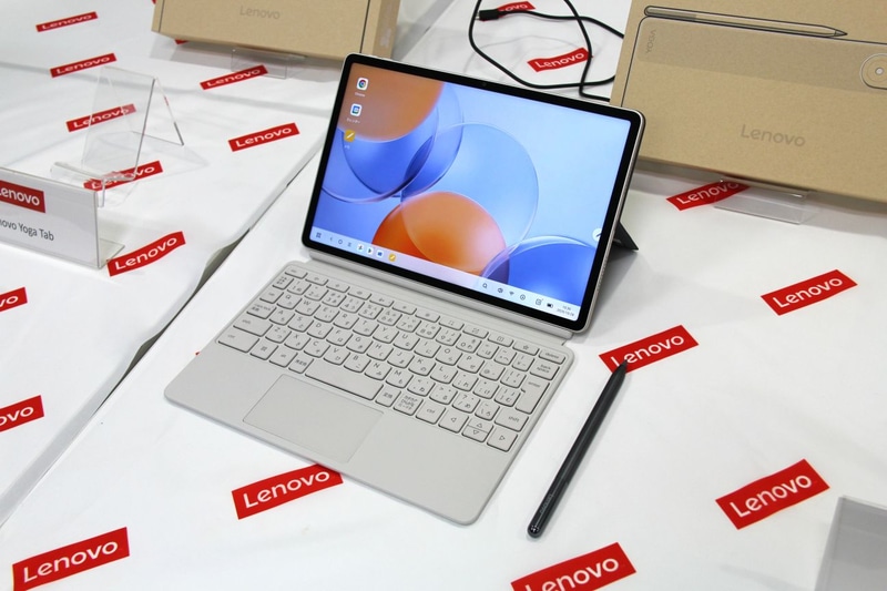 専用キーボードケースを装着した状態。右に置いてあるのはTab Pen Pro