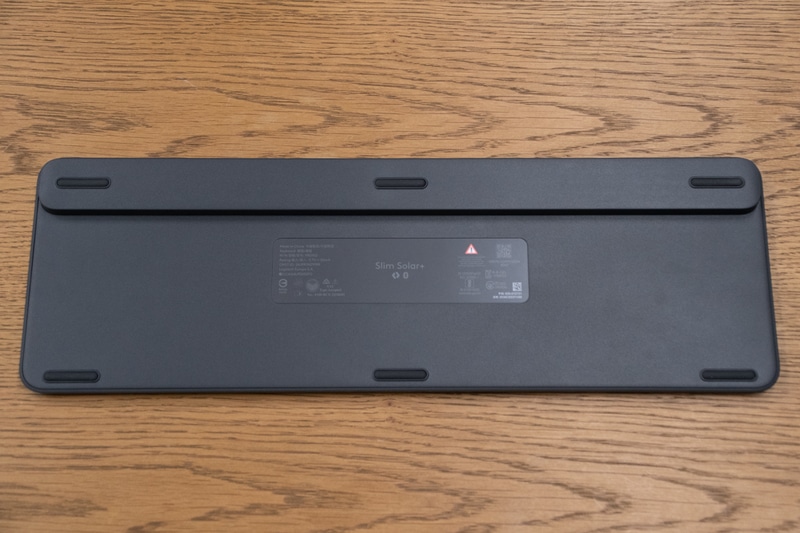 背面。角度調整用のチルトスタンドは非搭載