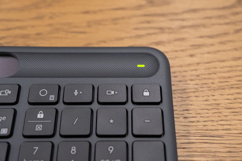 電源ランプは右上に搭載。バッテリ残量が10%を切ると赤色になる