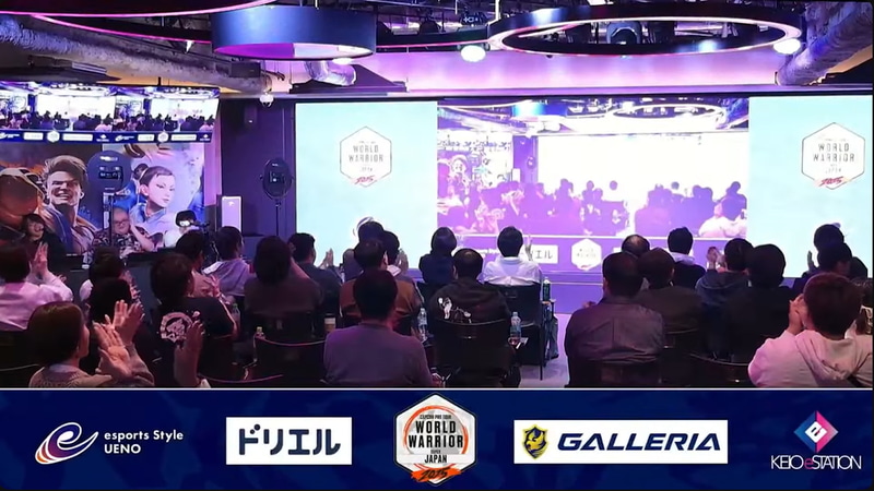 配信前番組の「SFリーグ：ウォームアップ」のeSportsニュースでは、10月26日にオンラインで行なわれた「CAPCOM Pro Tour 2024 World Warrior JAPAN」第3回予選の結果や、パブリックビューイングの模様などが紹介された