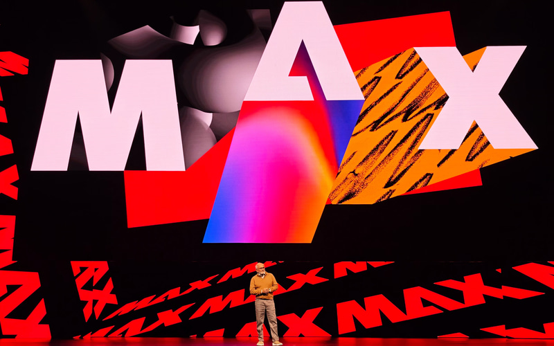 Adobe MAX 2025の基調講演で講演するAdobe CEOシャンタヌ・ナラヤン氏