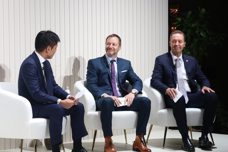 最高商務責任者のPaul Smith氏(中央)と国際担当マネージングディレクターのChris Ciauri氏らによる、Claudeの企業導入のメリットなどについて語るトークセッションも開かれた