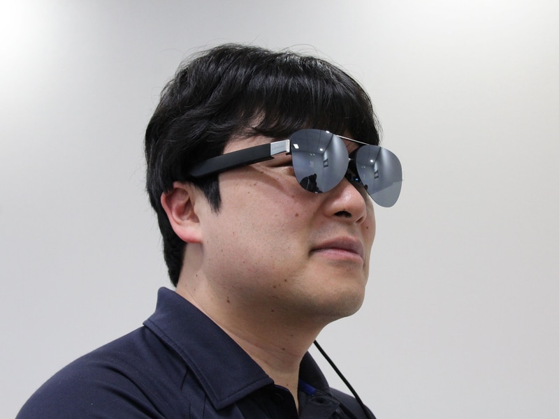 Lenovo Glasses (Gen2)を装着した編集部員