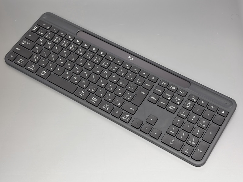 本体外観。テンキーも備えた日本語配列のフルキーボードだ。本体サイズは430.8×142.9×20.2mm