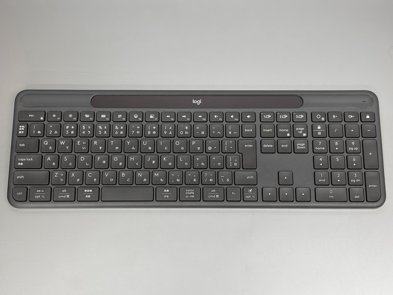 キーは6段。最上段はマルチメディア系のキーとファンクションキーの切り替えとなる