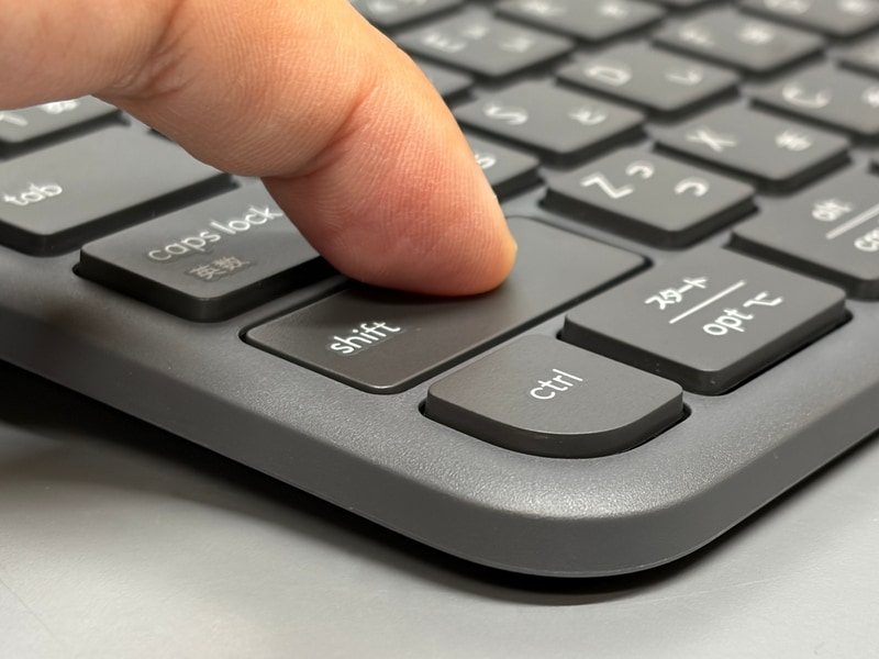 キーストロークは実測2mm程度。パンタグラフ式のキーとしては標準的だ