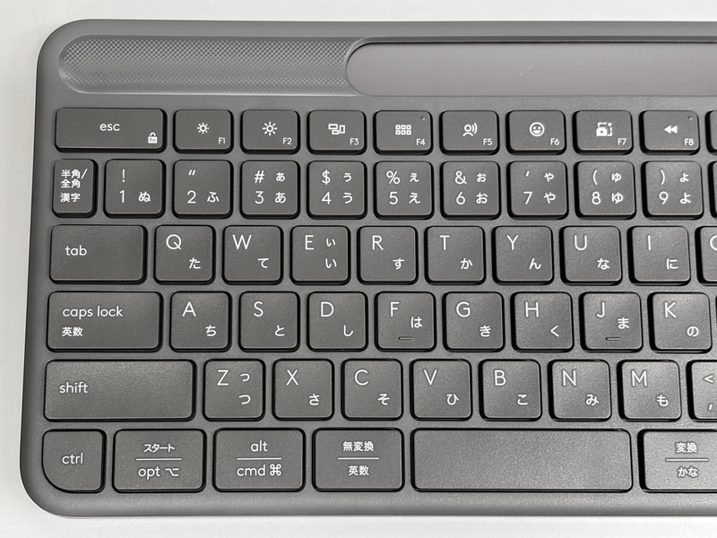 数字キー列は全体的にわずかに左寄りの配置。またマルチOS対応ゆえ、Windowsキーは「スタート」と記載されるなど独自の表記が見られる