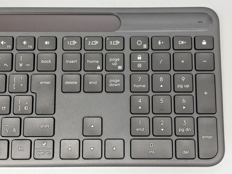 テンキー上段にはマイクおよびカメラの有効/無効を切り替えるホットキーを搭載している