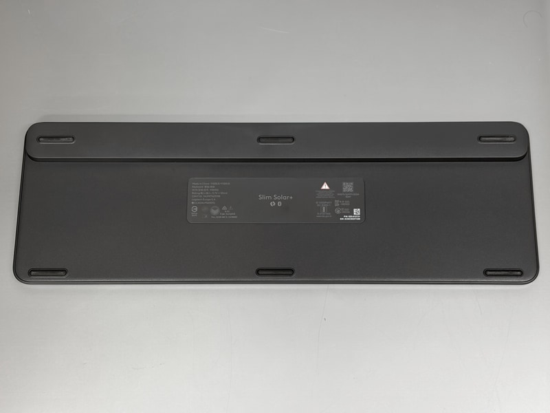 本体底面。角度調節用のキックスタンドは非搭載。バッテリやソーラー充電の機構を収めるためだという