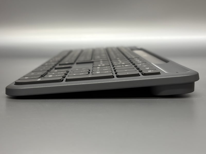 横から見たところ。角度調節の機構がないため本体の傾きはこの一択だけだ