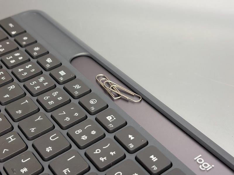 ソーラーパネル部はやや凹んでいることから、クリップやスタイラスなどの小物を置きたくなるが、充電を阻害するのでNGだ