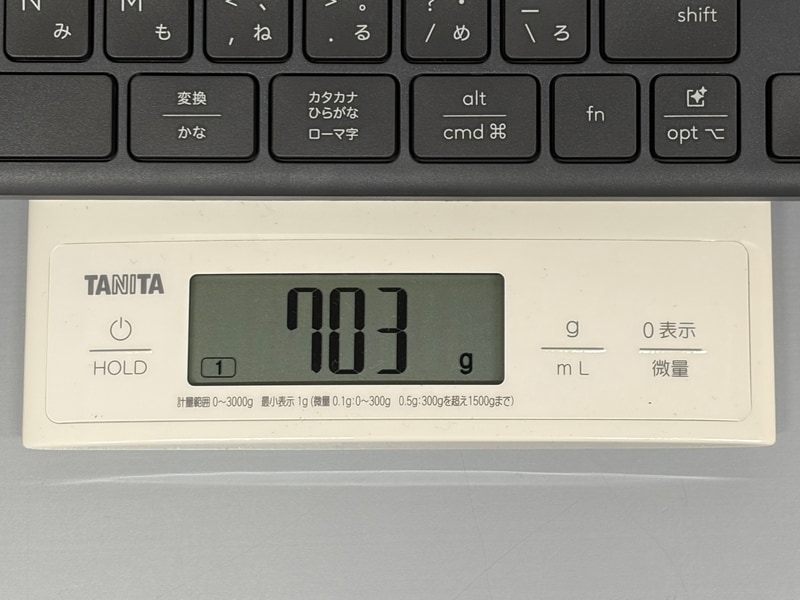 重量は実測で703g。かなりずっしりとしている
