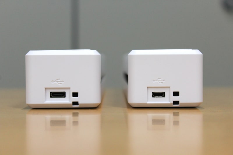 左: ScanSnap iX110、右: 同iX100。コネクタ形状が変更されている【おわびと訂正】初出時に左右の説明が逆になっておりました。おわびして訂正いたします