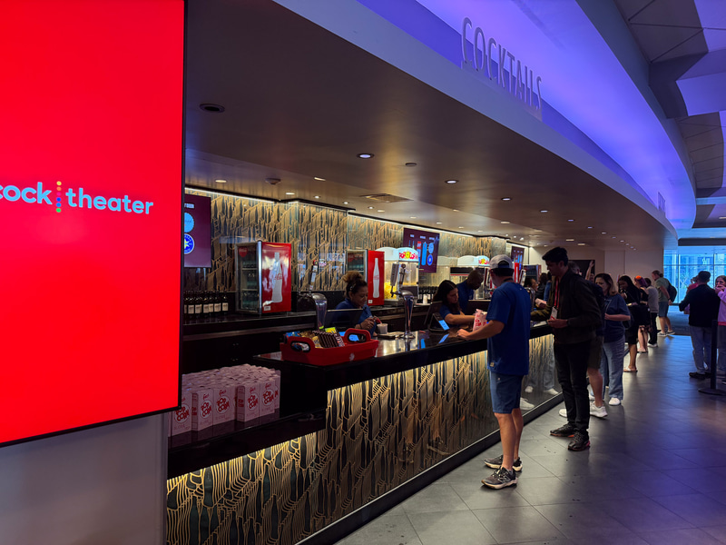 ビールなどのお酒が配布される、超並んでいるけども……