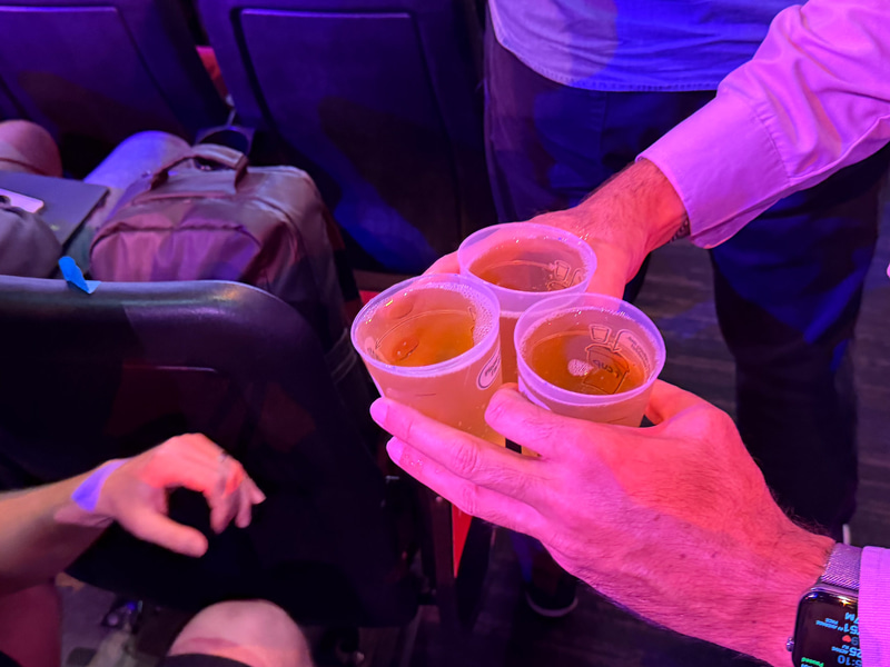 ビールなどのお酒が配布される、超並んでいるけども……