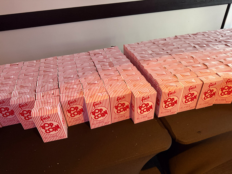 会場ではお菓子やお酒が配られている。ポップコーンにビールの組み合わせとくればまるで映画を見るような感覚でSneaksを見る人が多い