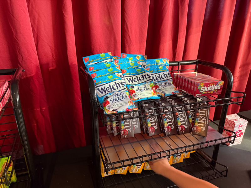 会場ではお菓子やお酒が配られている。ポップコーンにビールの組み合わせとくればまるで映画を見るような感覚でSneaksを見る人が多い