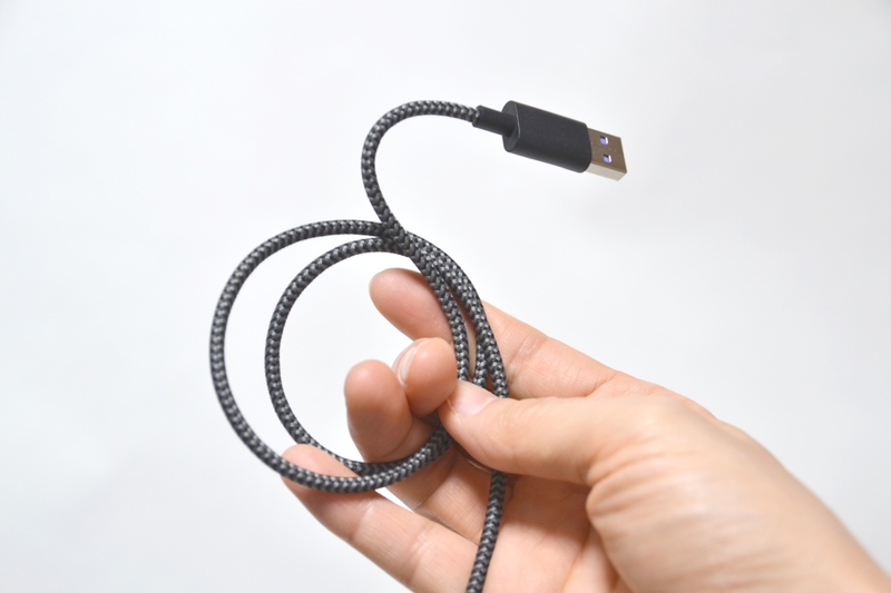 ケーブルは軽く曲がり、ある程度は形状を維持する