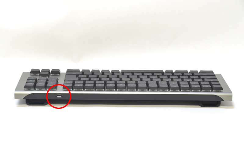 「TKL」のUSB端子は右側(写真は向かい側から撮影)