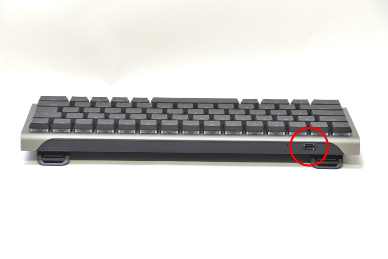 「mini」のUSB端子は左側(写真は向かい側から撮影)