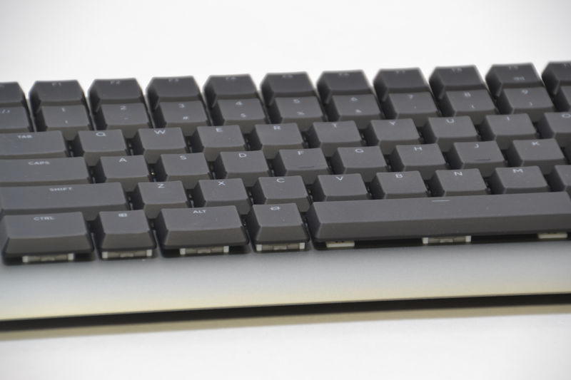 キートップはほぼフラットな形状。それをカバーするようにすべり止めのコーティングがなされている