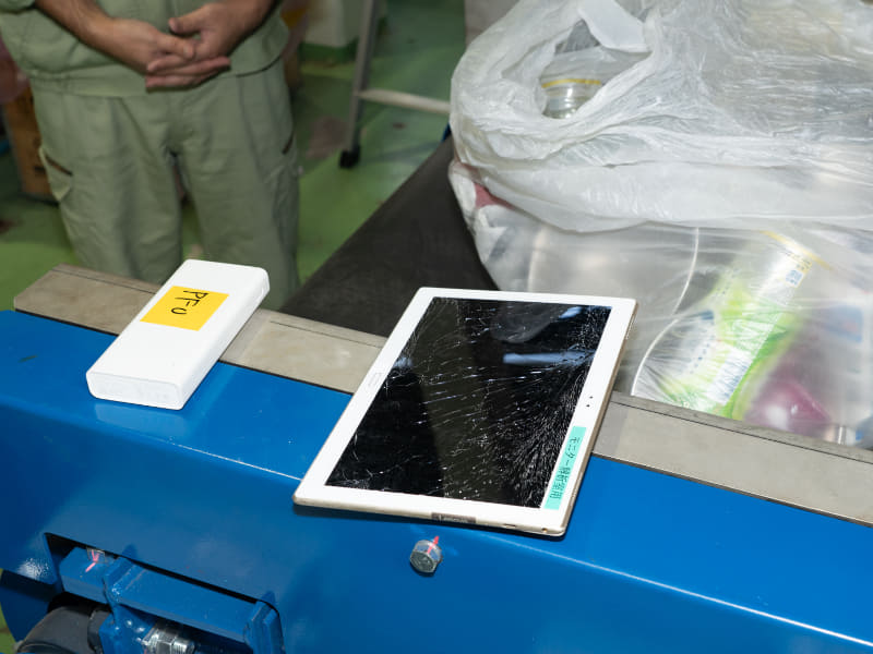 袋を開けてリチウムイオン電池搭載デバイスを除去したところ